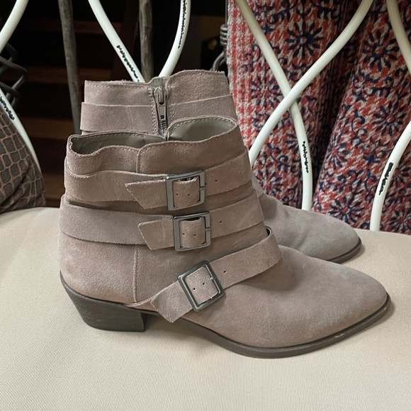 Sole Society Nelmaeye Suede Bootie Taupe Size 8.5 - Picture 7 of 10